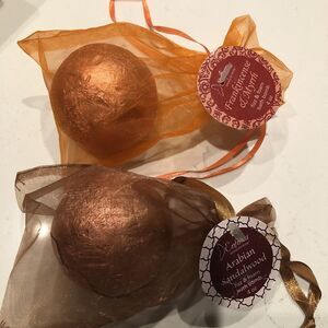Enfusia Bath Bombs (2) Frankincense & Myrrh And Arabian Sandalwood